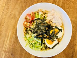 我が家の冷凍さぬきを使った「冷やしサラダうどん」のレシピ