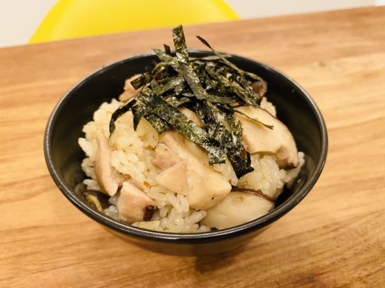 我が家の「香る出汁の鶏もも肉の炊込みご飯」のレシピ