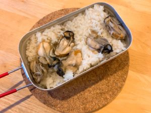 一粒一粒が美味しい！メスティン飯「鶏ガラ出汁の牡蠣の炊込みご飯」のレシピ