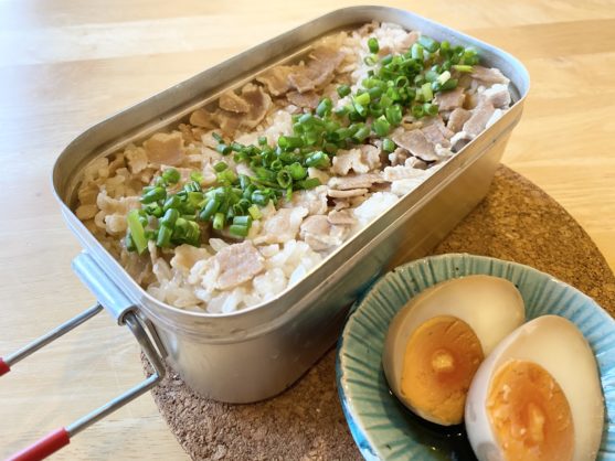 メスティン飯「煮卵タレを使った豚バラ炊き込みご飯」のレシピ