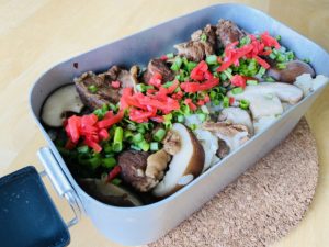 メスティン飯「牛すじタレの炊込みご飯」のレシピ