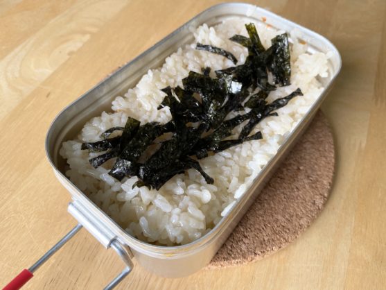 メスティン飯「シンプルだけど美味い!具なしチャーハン」のレシピ