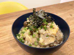 体調不調時におすすめ！「２種のキノコのスタミナ雑炊」のレシピ