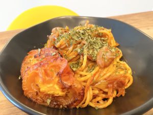 トマトの甘みが引き立つ！「ベーコンと焼きトマトのスパゲッティ」のレシピ