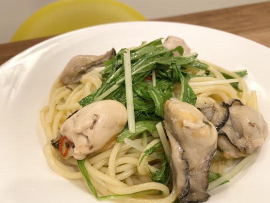 たっぷり出汁!「アヒージョのオイルを使った牡蠣と水菜のパスタ」のレシピ