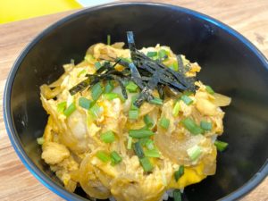 時短丼！「ホタテと卵の簡単丼ぶり」のレシピ