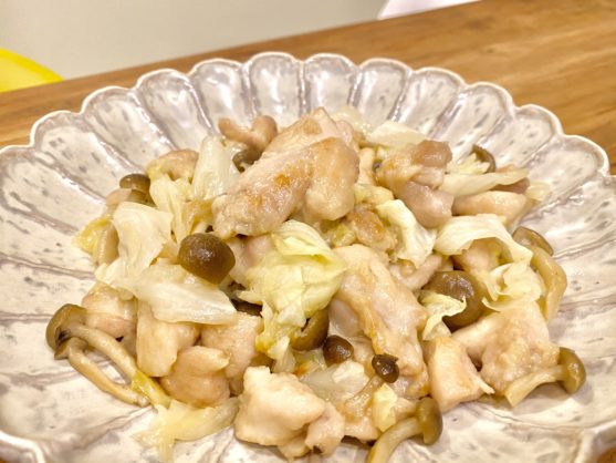塩だれが旨い!「ぷりぷり鶏もも肉と野菜の塩だれ炒め」のレシピ