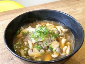 調理時間１０分！「辛すっぱいがクセになるキノコの春雨ヌードル」のレシピ