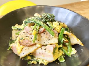 簡単10分調理！「ほうれん草とベーコンの卵炒め」のレシピ