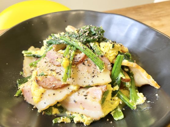 簡単10分調理!「ほうれん草とベーコンの卵炒め」のレシピ