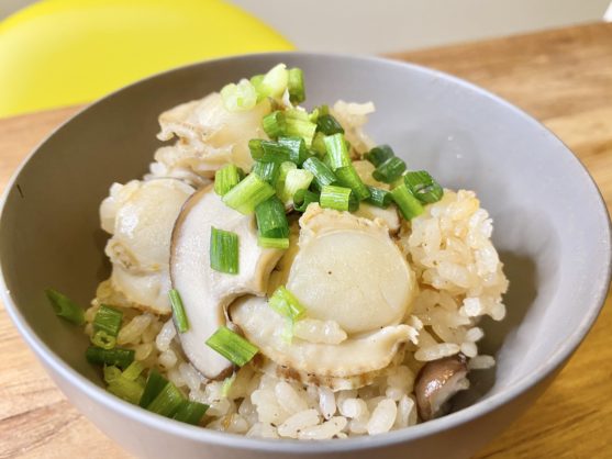 出汁まみれ!「ホタテと椎茸の炊込みご飯」のレシピ