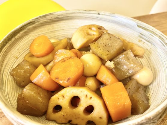鉄板常備菜!「しっかり味が染みた根菜とこんにゃくの煮物」のレシピ