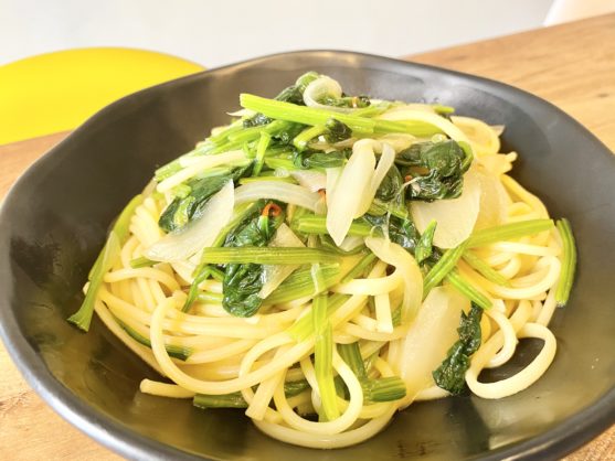 簡単パスタ！「ほうれん草と玉ねぎの満腹ペペロンチーノ」のレシピ