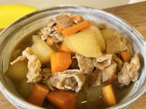 2日目が特に美味しい！「豚バラ大根とにんじんの煮物」のレシピ