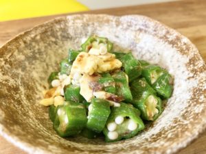 ピリッとおつまみ！「ねばねばオクラのピリ辛チーズ和え」のレシピ