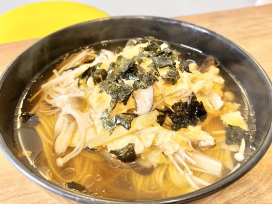包丁不使用!「ふわっふわ卵とキノコの温かいそうめん」のレシピ