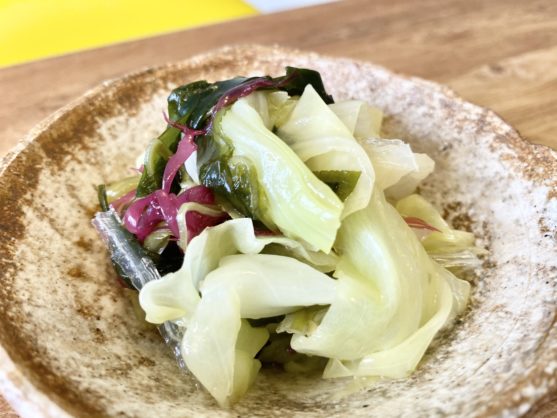 簡単10分調理!「キャベツと海藻の香るごま油の酢の物」のレシピ