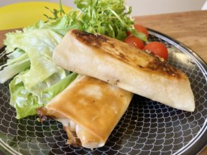 揚げない春巻き！「豚バラチーズと野菜の焼き春巻き」のレシピ
