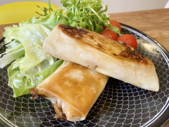 揚げない春巻き!「豚バラチーズと野菜の焼き春巻き」のレシピ
