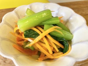 ピリッと旨い！「小松菜とにんじんの簡単ナムル」のレシピ