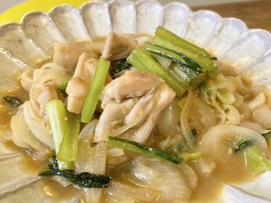 酸味が決め手!「鶏もも肉と小松菜の酢味噌炒め」のレシピ