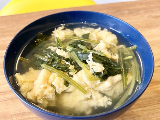 酢が決め手!「ほうれん草とふわふわ卵のさっぱり中華スープ」のレシピ