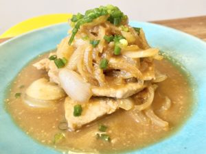 ご飯がススム！「豚肉と玉ねぎの簡単味噌炒め」のレシピ