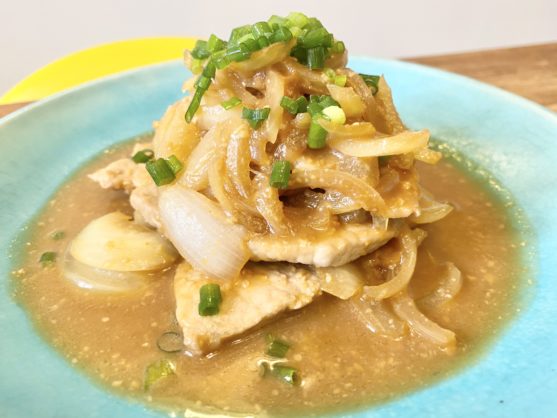 ご飯がススム!「豚肉と玉ねぎの簡単味噌炒め」のレシピ