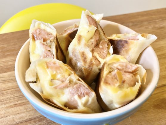 揚げない簡単春巻き!「ソーセージとチーズのざっくり焼き春巻き」のレシピ