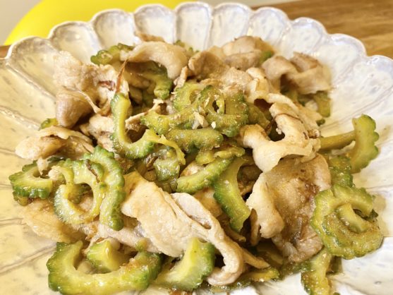 ほどよい苦みが美味しい！「香るごま油の豚バラとゴーヤの甘辛炒め」のレシピ