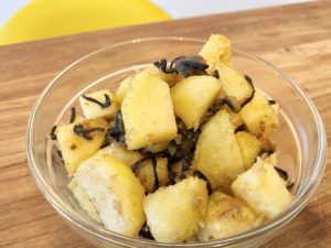 冷めても美味しい！「じゃがいもの塩昆布マヨ和え」のレシピ