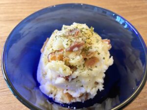 カリカリ食感！「ベーコンの簡単ポテサラ」のレシピ