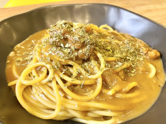妻大絶賛!「残ったカレーで作る簡単カレーパスタ」のレシピ