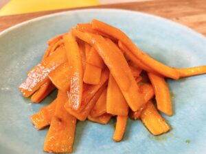 冷やして美味しい！「ピリ辛中華風にんじんしりしり」のレシピ