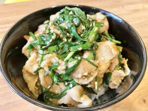 安くて旨い！「豚バラとニラの超スタミナ丼」のレシピ
