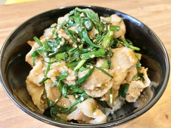 安くて旨い!「豚バラとニラの超スタミナ丼」のレシピ