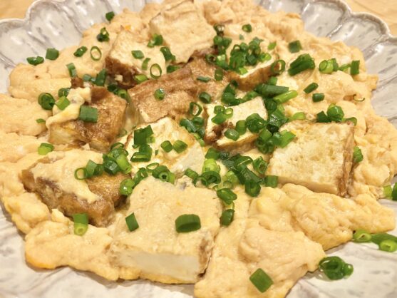 簡単10分調理!「厚揚げ豆腐のふわふわ卵煮」のレシピ