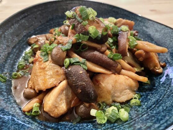 つくおきにも!「鶏むね肉とキノコのご飯がススム炒め」のレシピ
