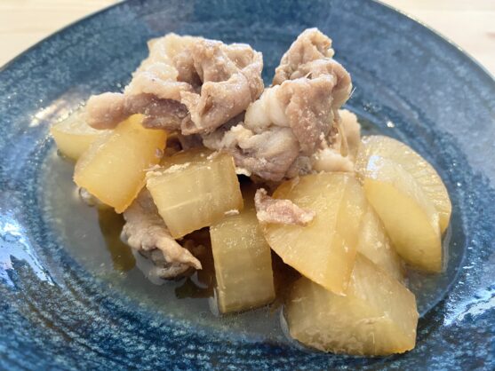 忙しい日にはこれ!「大根と豚バラのかんたん煮物」のレシピ