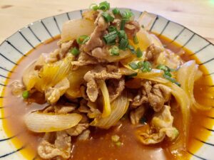 お弁当にも丁度いい！「豚バラと玉ねぎの酢豚風炒め」のレシピ